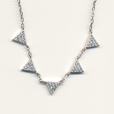Sølv halskæde med fem trekanter